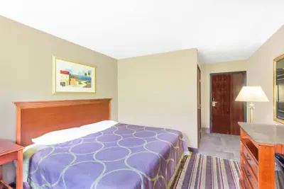 Photo 4 - Super 8 by Wyndham Tilton/Lake Winnipesaukee