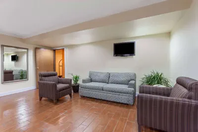 Photo 4 - Super 8 by Wyndham Lexington/Hamburg Area