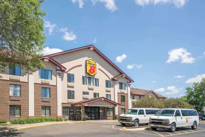 Photo 2 - Super 8 by Wyndham Bloomington/Airport