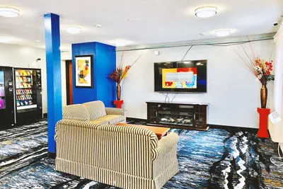Photo 2 - Coratel Inn & Suites By Jasper Northfield
