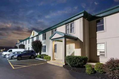 Photo 2 - Super 8 by Wyndham Harrisburg Hershey West