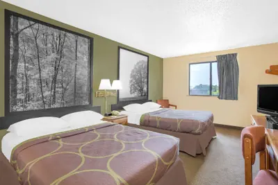Photo 4 - Super 8 by Wyndham Roanoke VA