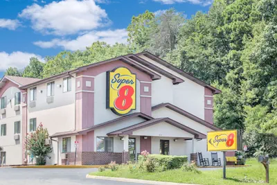 Photo 2 - Super 8 by Wyndham Roanoke VA