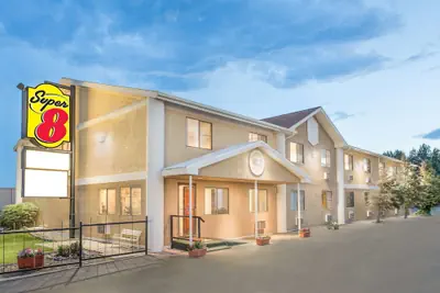 Photo 2 - Super 8 by Wyndham Riverton