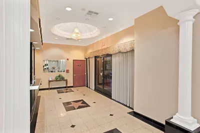 Photo 4 - Super 8 by Wyndham Hollywood/LA Area