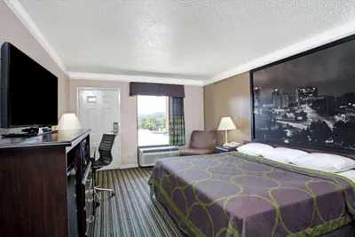 Photo 4 - Super 8 by Wyndham Knoxville East