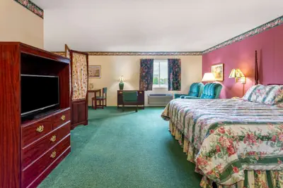 Photo 5 - Super 8 by Wyndham Reedsburg