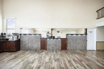 Photo 2 - Super 8 by Wyndham Elk City