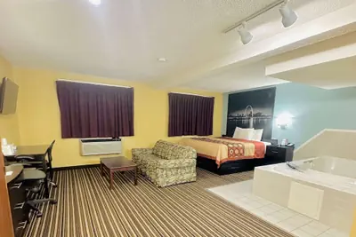 Photo 5 - Super 8 by Wyndham Warrenton