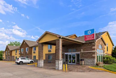 Photo 2 - SureStay Plus Hotel by Best Western Kearney Liberty North