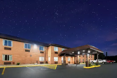Photo 2 - Super 8 by Wyndham Fairmont