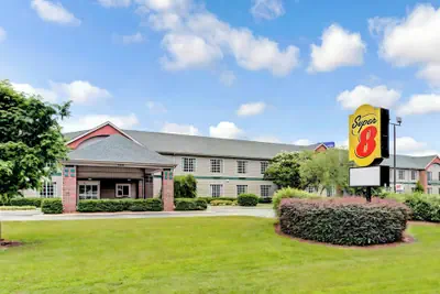 Photo 2 - Super 8 by Wyndham Smithfield/Selma