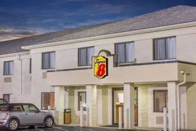 Photo 2 - Super 8 by Wyndham Bedford