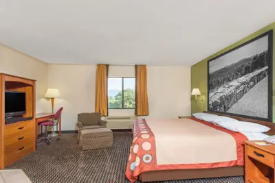 Photo 5 - Super 8 by Wyndham Bedford