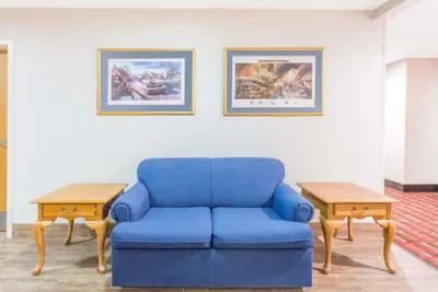 Photo 3 - Super 8 by Wyndham Bedford