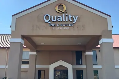 Photo 2 - Quality Inn & Suites Pine Bluff