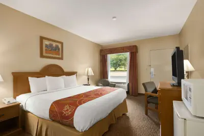 Photo 4 - Days Inn by Wyndham Alexander City