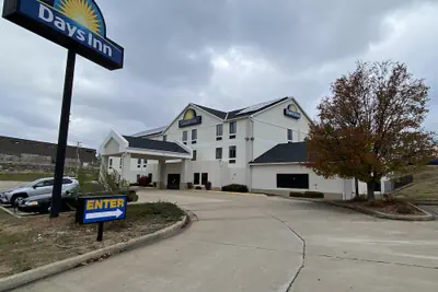 Photo 2 - Days Inn by Wyndham Jefferson City