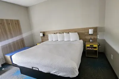 Photo 5 - Days Inn by Wyndham Jefferson City