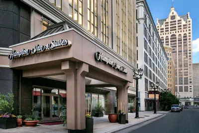 Photo 2 - Hampton Inn & Suites Milwaukee Downtown