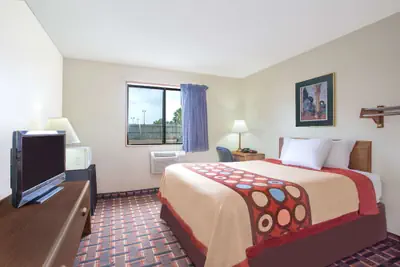 Photo 4 - Super 8 by Wyndham Douglas
