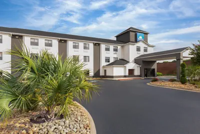 Photo 2 - Days Inn by Wyndham McDonough