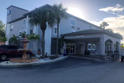 Photo 2 - Days Inn & Suites by Wyndham Bonita Springs North Naples