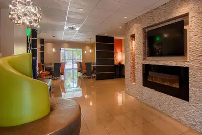 Photo 3 - Days Inn & Suites by Wyndham Bonita Springs North Naples