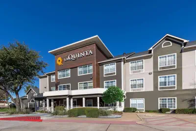 Photo 2 - La Quinta Inn & Suites by Wyndham Rockwall