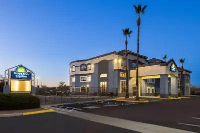 Photo 2 - Days Inn & Suites by Wyndham Tucson/Marana