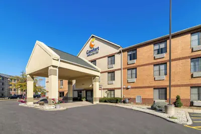 Photo 2 - Comfort Inn & Suites near Tinley Park Amphitheater