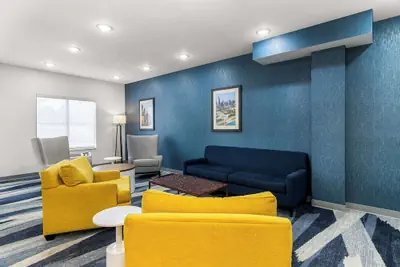 Photo 4 - Comfort Inn & Suites near Tinley Park Amphitheater