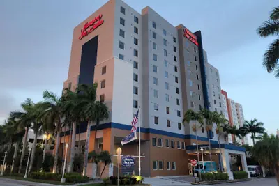 Photo 2 - Hampton Inn & Suites Miami-Airport South-Blue Lagoon