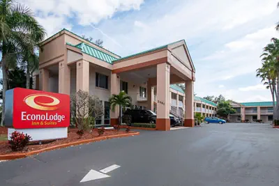 Photo 2 - Econo Lodge Inn & Suites Clearwater Central