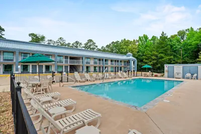 Photo 2 - Quality Inn Louisville MS