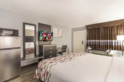 Photo 4 - Red Roof Inn & Suites Athens, AL