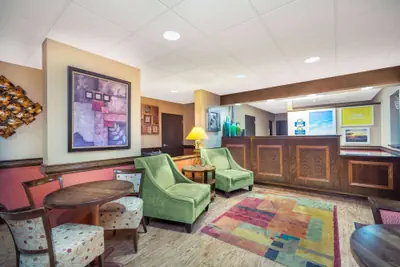 Photo 4 - Days Inn by Wyndham Asheville Downtown North