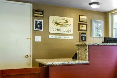Photo 3 - Econo Lodge Sacramento Convention Center