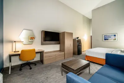 Photo 5 - Holiday Inn Express & Suites Phoenix - Mesa West by IHG