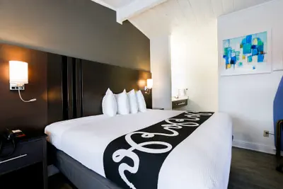 Photo 5 - SureStay Hotel by Best Western Seaside Monterey
