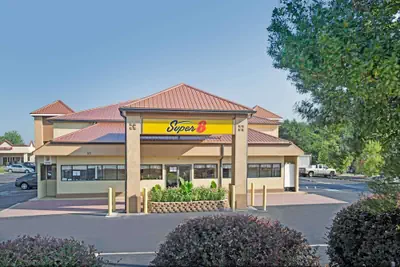 Photo 2 - Super 8 by Wyndham Suwanee
