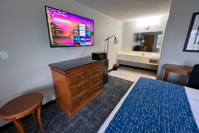 Photo 4 - Travelodge by Wyndham Lincoln Northeast