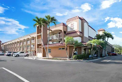Photo 2 - Red Roof Inn PLUS+ & Suites Naples Downtown-5th Ave S