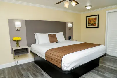 Photo 5 - Silver Surf Motel