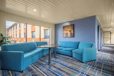 Photo 5 - Days Inn & Suites by Wyndham Waterloo