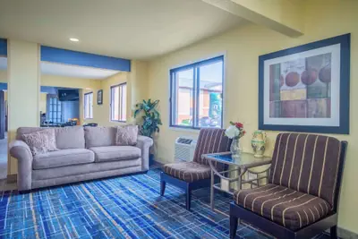 Photo 4 - Days Inn & Suites by Wyndham Waterloo
