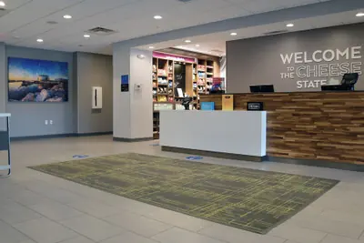 Photo 3 - Hampton Inn Glendale Milwaukee, WI