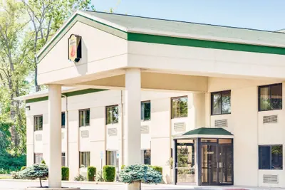 Photo 2 - Super 8 by Wyndham Port Clinton