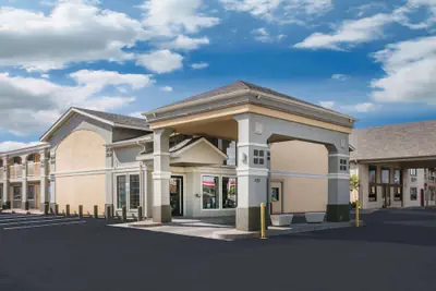 Photo 2 - Super 8 by Wyndham Oklahoma Airport Fairgrounds West