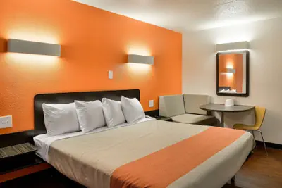 Photo 2 - Motel 6 Toledo, OH